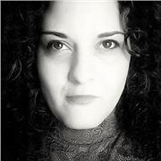 Docente d'Arte con mostre internazionali al suo attivo, propone lezioni di Disegno creativo comparato a stili storici e a tecniche applicabili